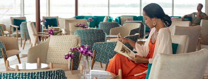 femme en croisière qui lit 